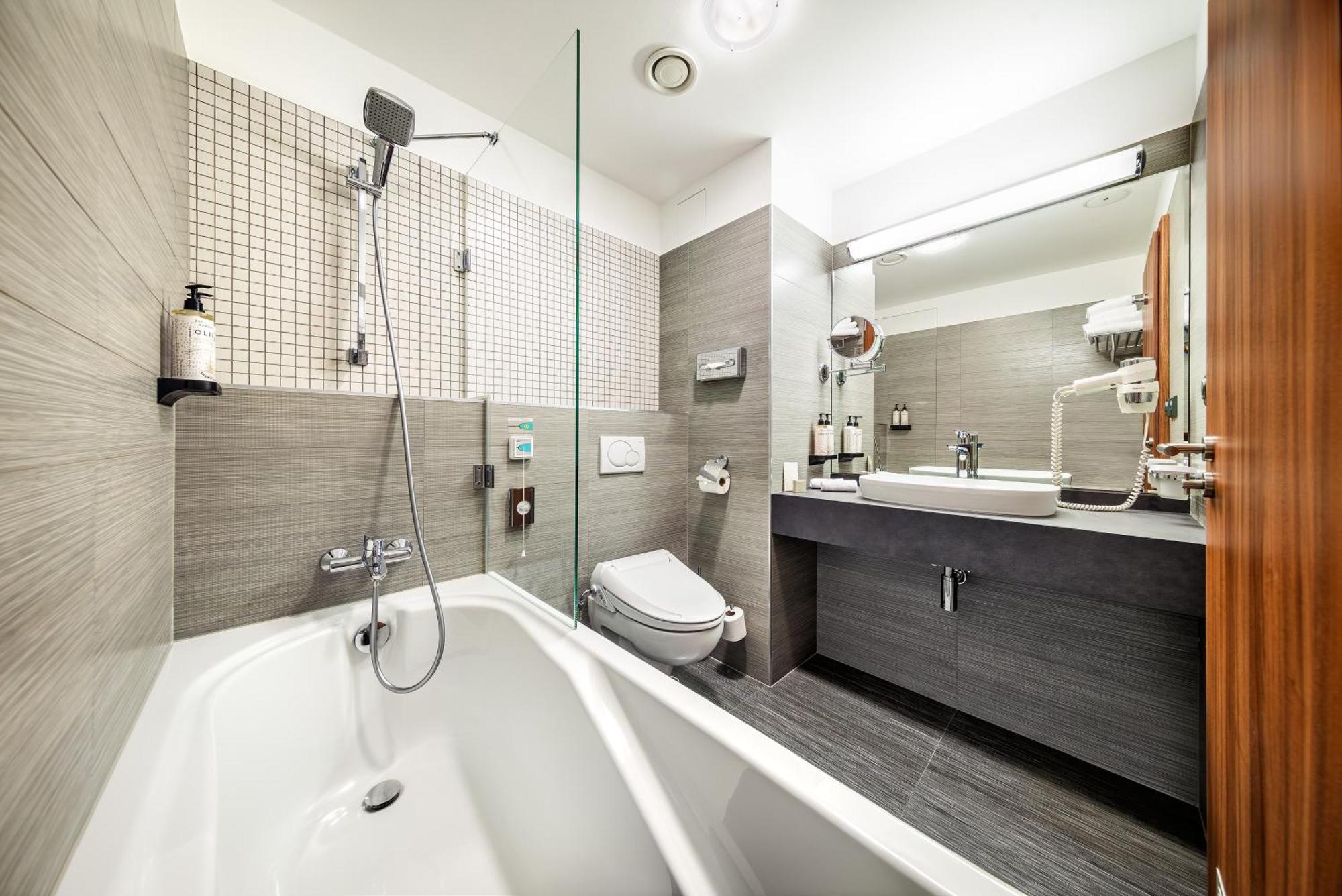 Wellness Hotel Diamant Hluboka nad Vltavou Exterior photo
