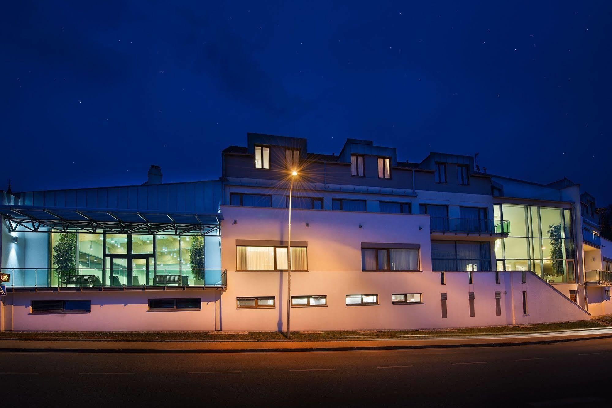 Wellness Hotel Diamant Hluboka nad Vltavou Exterior photo