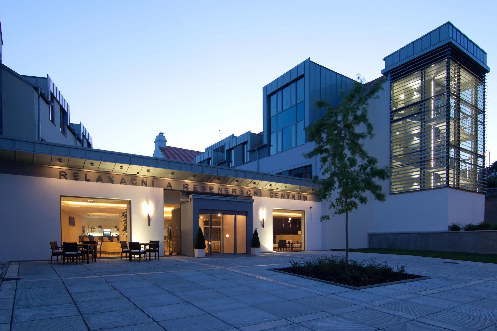 Wellness Hotel Diamant Hluboka nad Vltavou Exterior photo