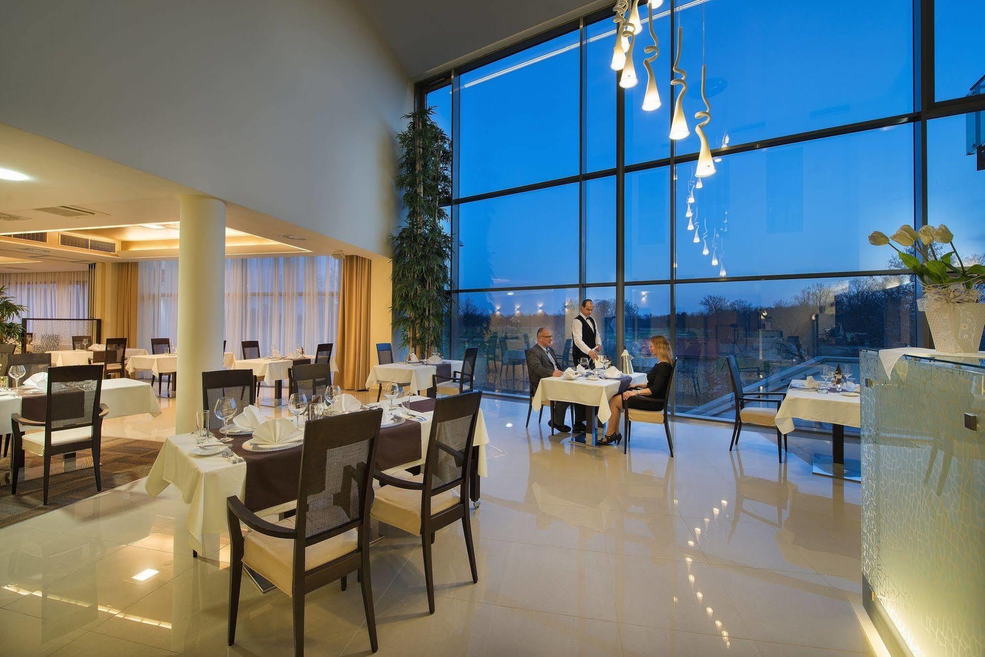 Wellness Hotel Diamant Hluboka nad Vltavou Exterior photo