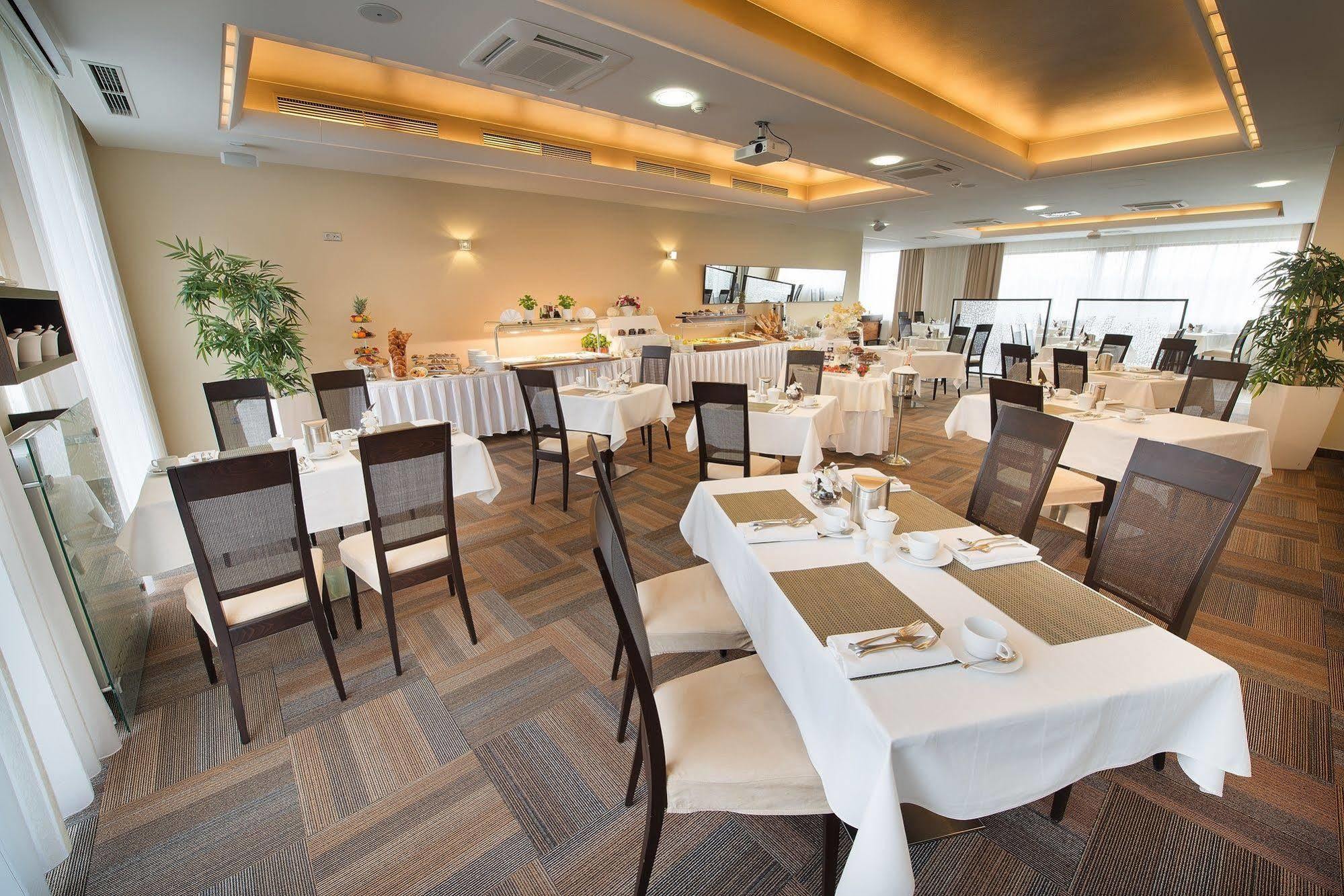 Wellness Hotel Diamant Hluboka nad Vltavou Exterior photo