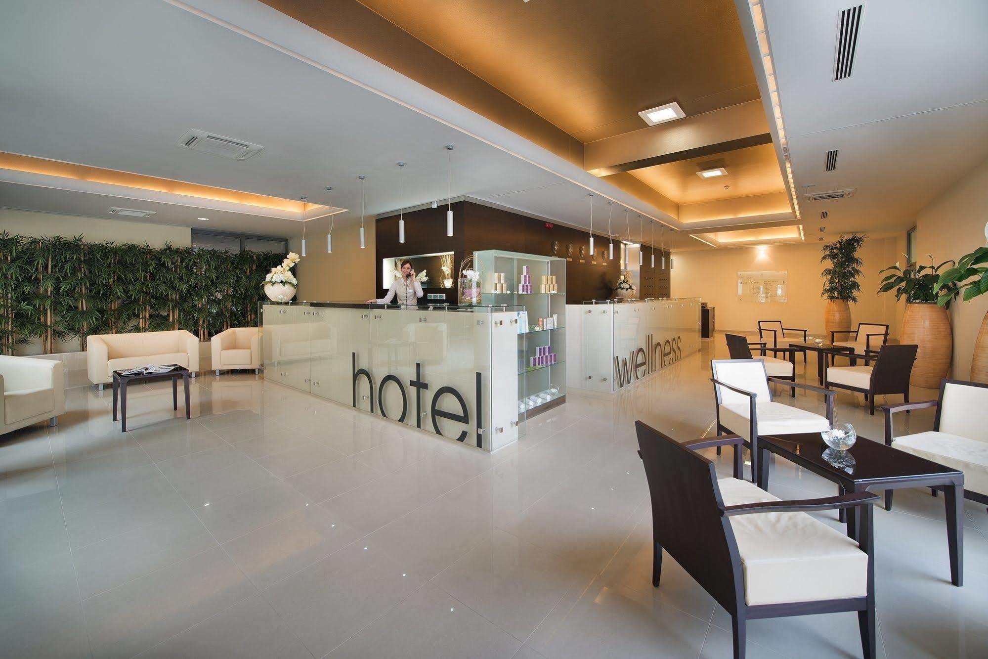 Wellness Hotel Diamant Hluboka nad Vltavou Exterior photo
