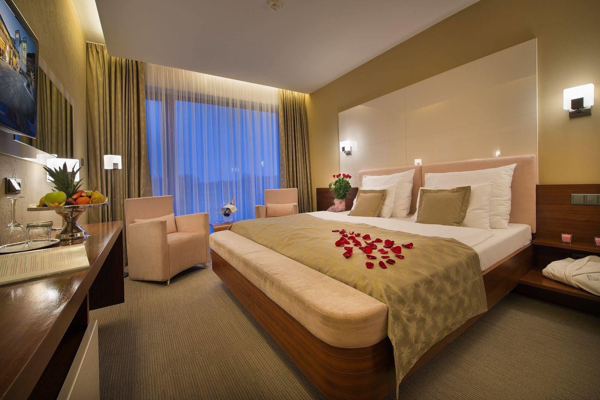 Wellness Hotel Diamant Hluboka nad Vltavou Exterior photo
